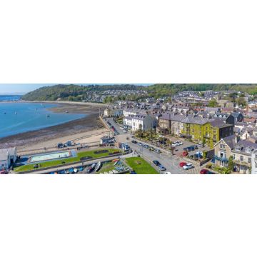 Lais Puzzle - Panorama von Beaumaris, Anglesey Nordwales in der Frühlingssonne, Panorama - 1.000 Teile