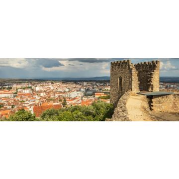 Lais Puzzle - Schlossturm von Castelo Branco, Portugal, mit der Stadt im Hintergrund und einem Himmel mit großen Wolken, Panorama - 1.000 Teile