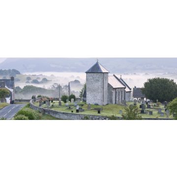 Lais Puzzle - Frühmorgendlicher Nebel in den Tälern umgibt die St. David's Church, Llanddewi'r Cwm, Powys, Wales, Panorama - 1.000 Teile