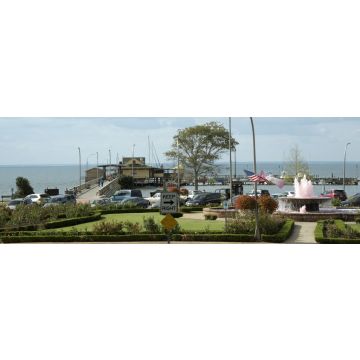 Lais Puzzle - Fairhope Pier an der Mobile Bay in Baldwin County Alabama USA. Ein Brunnen, der das Krebsbewusstsein unterstützt, sprudelt rosa Wasser, Panorama - 1.000 Teile
