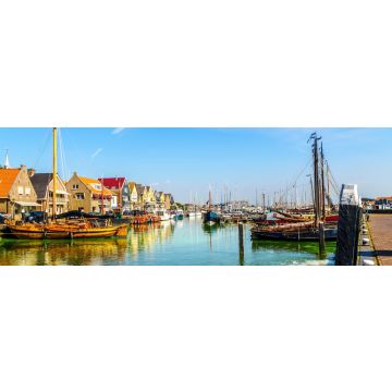 Lais Puzzle - Segel- und Motorboote, die in einem von Algen überwucherten Teil des Hafens im historischen Fischerdorf Urk in den Niederlanden festgemacht haben, Panorama - 1.000 Teile