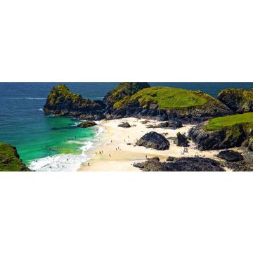 Lais Puzzle - Menschen genießen die sandige Bucht von Kynance Cove in Cornwall, England, Panorama - 1.000 Teile