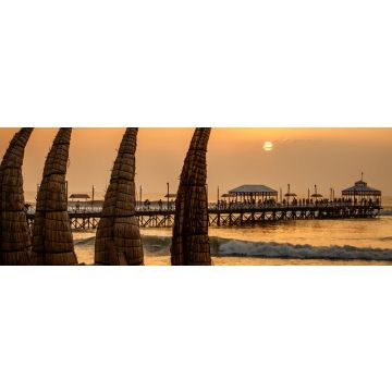 Lais Puzzle - Der Sonnenuntergang mit traditionellen Bootsbooten in der Stadt Huanchaco, Peru, Panorama - 1.000 Teile