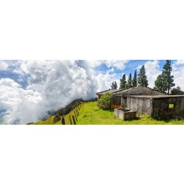 Lais Puzzle - Ein Zaun verschwindet in der Ferne mit Wolken im Hintergrund und einem verlassenen Zementhaus auf einer Bergkuppe zwischen Quindio und Tolima, Kolumbien, Panorama - 1.000 Teile