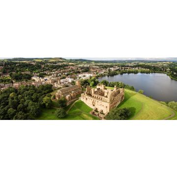 Lais Puzzle - Die Skyline von Linlithgow mit den Ruinen des Linlithgow Palace und der St. Michael's Kirche aus der Luft. Linlithgow, West Lothian, Schottland, Panorama - 1.000 Teile