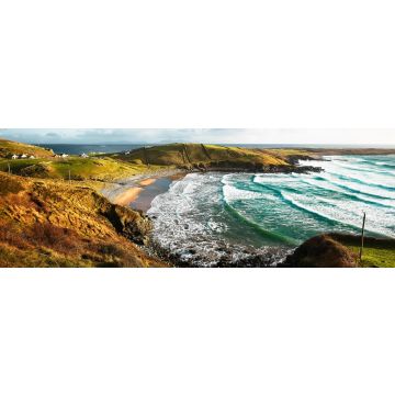 Lais Puzzle - Schöne irische Bucht in Donegal mit türkisfarbenem Wasser und großen Wellen, die an den Strand des kleinen Dorfes Muckross prallen, Panorama - 1.000 Teile