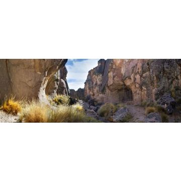 Lais Puzzle - Eine Schlucht mit dem Eingang zur Sumbay-Höhle, die berühmt ist für die Felskunst aus dem Paläolithikum, Departement Arequipa, Südperu, Panorama - 1.000 Teile
