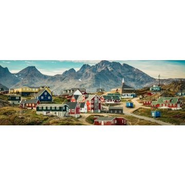 Lais Puzzle - Kleine Stadt an der Ostküste Grönlands mit bunten Häusern und Berghintergrund, Panorama - 1.000 Teile