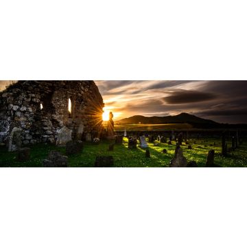 Lais Puzzle - Letzter Sonnenstrahl bei Sonnenuntergang auf der Kilwirra Church - Templetown, Dundalk, Grafschaft Louth, Irland, Panorama - 1.000 Teile