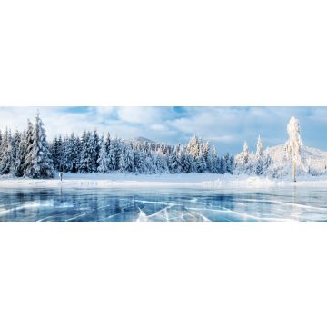 Lais Puzzle - Blaues Eis und Risse auf der Oberfläche des Eises. Gefrorener See unter einem blauen Himmel im Winter. Die Hügel der Kiefern. Der Winter. Karpaten, Ukraine, Europa, Panorama - 1.000 Teile