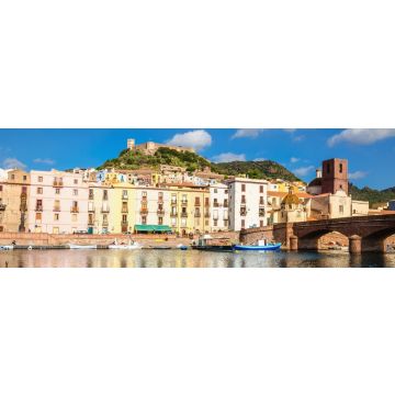 Lais Puzzle - Buntes Boot vor dem Hintergrund der schönen Gebäude von Bosa, Sardinien, Italien, Panorama - 1.000 Teile