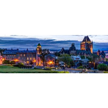 Lais Puzzle - Stadtbild oder Skyline von Chateau Frontenac, Park und Altstadtstraßen während des Sonnenuntergangs mit beleuchteten Schloss- und Saint Denis-Straßengebäuden, Panorama - 1.000 Teile