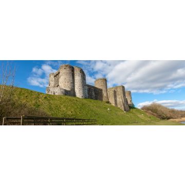 Lais Puzzle - Kidwelly Castle ist ein normannisches Schloss mit Blick auf den Fluss Gwendraeth und die Stadt Kidwelly, Carmarthenshire, Wales, Panorama - 1.000 Teile