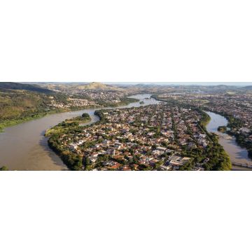 Lais Puzzle - Flugplatz in Governador Valadares mit Gleitschirm und Pico do Ibituruna und dem Tal des Rio Doce, Brasilien, Panorama - 1.000 Teile
