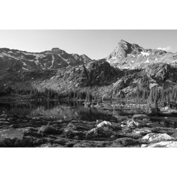 Lais Puzzle - Ruhige Spiegelung der Berge im See, Morgenlicht. Gwillim Lakes, Valhalla Provincial Park, BC, West Kootenays, Kanada in schwarz weiß - 2.000 Teile