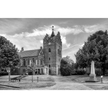 Lais Puzzle - Neogotische Kirche im Storchendorf Linum, Brandenburg an der Havel, Deutschland in schwarz weiß - 2.000 Teile