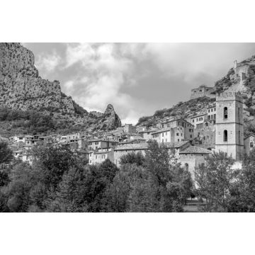 Lais Puzzle - Kleine französische mittelalterliche Stadt zwischen zwei felsigen Hügeln und dem Fluss Var, Gemeinde Entrevaux, Region Provence-Alpes-Côte d'Azur in schwarz weiß - 2.000 Teile