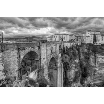 Lais Puzzle - Eine sehr alte römische Brücke in Ronda, Spanien in schwarz weiß - 2.000 Teile