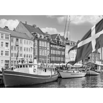 Lais Puzzle - Nyhavn, ein Hafen aus dem 17. Jahrhundert in Kopenhagen mit typischen bunten Häusern und Booten mit der dänischen Nationalflagge auf dem ersten Grund in schwarz weiß - 1.000 Teile