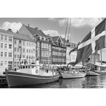 Lais Puzzle - Nyhavn, ein Hafen aus dem 17. Jahrhundert in Kopenhagen mit typischen bunten Häusern und Booten mit der dänischen Nationalflagge auf dem ersten Grund in schwarz weiß - 2.000 Teile