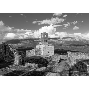 Lais Puzzle - Blick auf den Uhrenturm der Burg von Gjirokastra mit Bergen und Wolken in schwarz weiß - 1.000 Teile