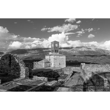 Lais Puzzle - Blick auf den Uhrenturm der Burg von Gjirokastra mit Bergen und Wolken in schwarz weiß - 2.000 Teile