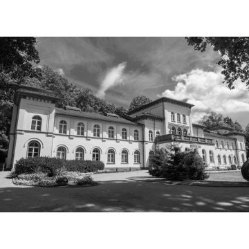 Lais Puzzle - Blick auf das historische Badehaus in der Kurstadt Bad Soden / Deuschland am Taunus in schwarz weiß - 1.000 Teile