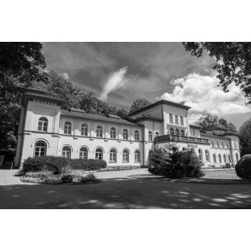 Lais Puzzle - Blick auf das historische Badehaus in der Kurstadt Bad Soden / Deuschland am Taunus in schwarz weiß - 2.000 Teile