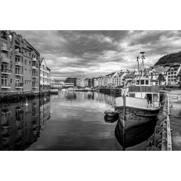 Lais Puzzle - Boot am Pier in Aalesund in Norwegen in schwarz weiß - 2.000 Teile