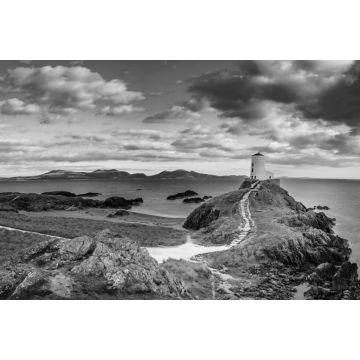 Lais Puzzle - Blick auf den Leuchtturm auf der Insel Llanddwyn an der Küste von Anglesey in Nordwales bei Sonnenuntergang in schwarz weiß - 2.000 Teile