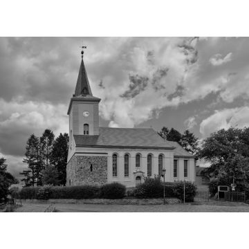Lais Puzzle - Dramatischer Wolkenhimmel über der denkmalgeschützten Stadtkirche Biesenthal (Blick von Süden) in schwarz weiß - 1.000 Teile
