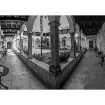 Lais Puzzle - Kreuzgang der Kirche und des Klosters des Heiligen Franziskus in Pula, Kroatien in schwarz weiß - 1.000 Teile