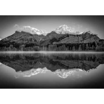 Lais Puzzle - Warmes Sonnenlicht, das den Mount Kidd im Hintergrund beleuchtet und vom stillen Wedge Pond in Kananaskis Country, Kanada, reflektiert wird in schwarz weiß - 1.000 Teile