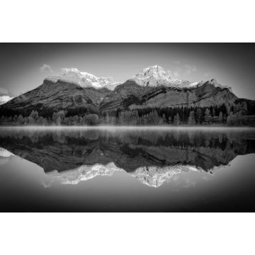 Lais Puzzle - Warmes Sonnenlicht, das den Mount Kidd im Hintergrund beleuchtet und vom stillen Wedge Pond in Kananaskis Country, Kanada, reflektiert wird in schwarz weiß - 2.000 Teile