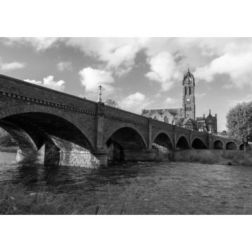 Lais Puzzle - Der Fluss Tweed bei Peebles, mit der Tweed Bridge und der alten Pfarrkirche, Scottish Borders, UK in schwarz weiß - 1.000 Teile