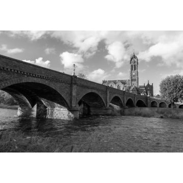 Lais Puzzle - Der Fluss Tweed bei Peebles, mit der Tweed Bridge und der alten Pfarrkirche, Scottish Borders, UK in schwarz weiß - 2.000 Teile