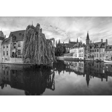 Lais Puzzle - Sonnenuntergangspanorama des Stadtzentrums von Brügge, das oft als das Venedig des Nordens bezeichnet wird, mit dem berühmten Rozenhoedkaai, der in der schönen Dämmerung beleuchtet ist, Provinz Westflandern, Belgien in schwarz weiß - 1...