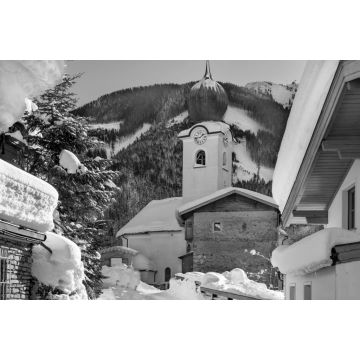 Lais Puzzle - Alte Kirche über verschneiten Bergen in Saalbach - Hinterglemm, Österreich in schwarz weiß - 2.000 Teile
