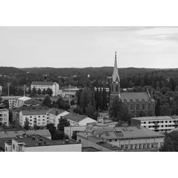 Lais Puzzle - Panorama der Stadt Mikkeli in Finnland vor dem Regen im Sommer: Dächer von Häusern, Horizont, Wald, lutherische Kirche in schwarz weiß - 1.000 Teile