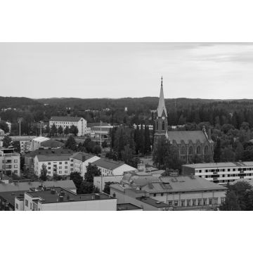 Lais Puzzle - Panorama der Stadt Mikkeli in Finnland vor dem Regen im Sommer: Dächer von Häusern, Horizont, Wald, lutherische Kirche in schwarz weiß - 2.000 Teile