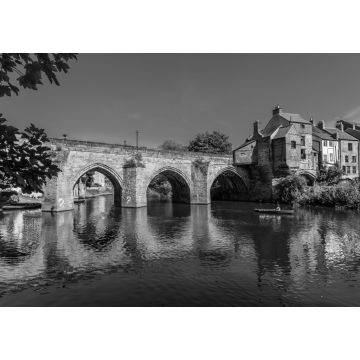 Lais Puzzle - Ein Blick durch das von Bäumen gesäumte Ufer auf die Elvet Bridge in Durham, UK im Sommer in schwarz weiß - 1.000 Teile