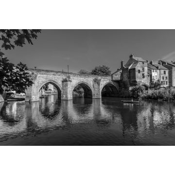 Lais Puzzle - Ein Blick durch das von Bäumen gesäumte Ufer auf die Elvet Bridge in Durham, UK im Sommer in schwarz weiß - 2.000 Teile