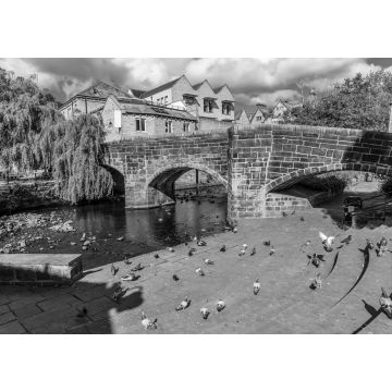 Lais Puzzle - Ein Blick auf die ursprüngliche Brücke in Hebden Bridge, Yorkshire, Vereinigtes Königreich, zur Sommerzeit in schwarz weiß - 1.000 Teile
