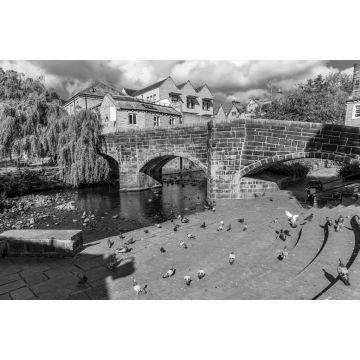 Lais Puzzle - Ein Blick auf die ursprüngliche Brücke in Hebden Bridge, Yorkshire, Vereinigtes Königreich, zur Sommerzeit in schwarz weiß - 2.000 Teile