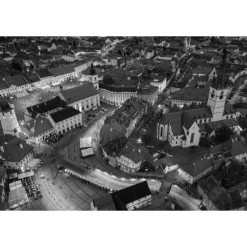 Lais Puzzle - Blick aus der Vogelperspektive auf das historische Stadtzentrum von Sibiu, Rumänien, bei Sonnenuntergang. Drohnenfotografie von oben mit der evangelischen Kathedrale und dem Hued-Platz, dem kleinen Platz und dem großen Platz in schwarz...