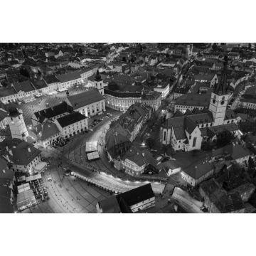 Lais Puzzle - Blick aus der Vogelperspektive auf das historische Stadtzentrum von Sibiu, Rumänien, bei Sonnenuntergang. Drohnenfotografie von oben mit der evangelischen Kathedrale und dem Hued-Platz, dem kleinen Platz und dem großen Platz in schwarz...