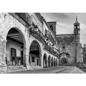 Lais Puzzle - Blick auf die Bögen und die Kirche vom Hauptplatz von Trujillo, Extremadura, Spanien - Sonnenuntergangshimmel in schwarz weiß - 500, 1.000 & 2.000 Teile