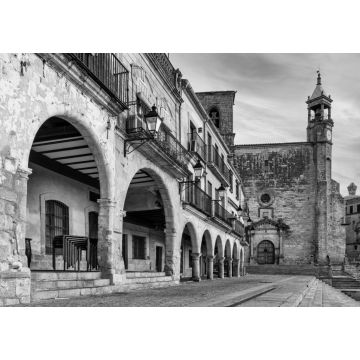 Lais Puzzle - Blick auf die Bögen und die Kirche vom Hauptplatz von Trujillo, Extremadura, Spanien - Sonnenuntergangshimmel in schwarz weiß - 1.000 Teile