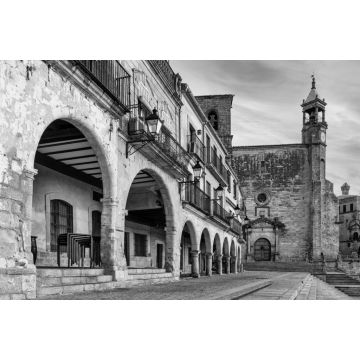 Lais Puzzle - Blick auf die Bögen und die Kirche vom Hauptplatz von Trujillo, Extremadura, Spanien - Sonnenuntergangshimmel in schwarz weiß - 2.000 Teile