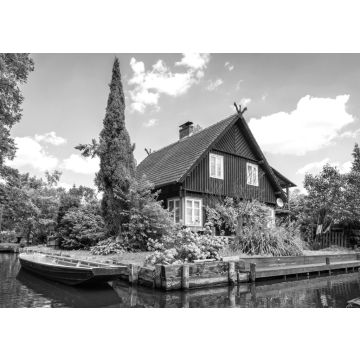 Lais Puzzle - Schönes altes Fachwerkhaus an einem Wasserkanal im Spreewald, Brandenburg, Deutschland in schwarz weiß - 500, 1.000 & 2.000 Teile